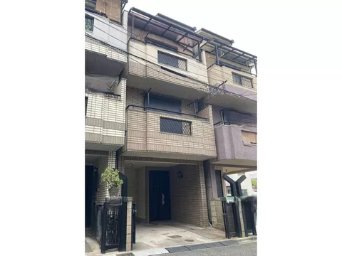 Inner garage for peace of mind on rainy days; elementary school, supermarket, and park all within walking distance.
