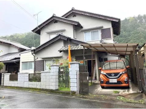 ◆Live in the nature-rich Tanba area ◆9 minutes on foot from the station! With carport × Immediate move-in available "4DK"