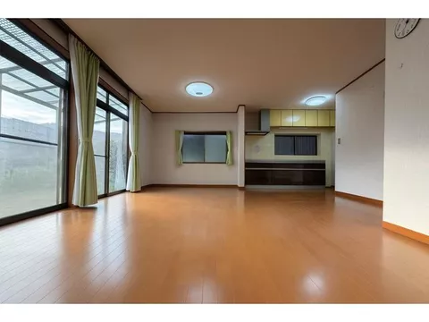 Renovated in 2017 [kitchen, toilet, bath, washbasin, LDK flooring replaced]