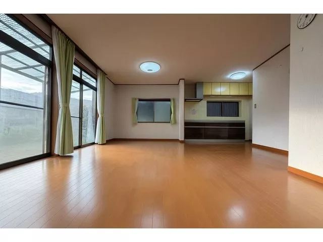Renovated in 2017 [kitchen, toilet, bath, washbasin, LDK flooring replaced]