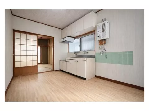 ■ Popular with parking space ■ Quiet residential area ■ Supermarket and home center available