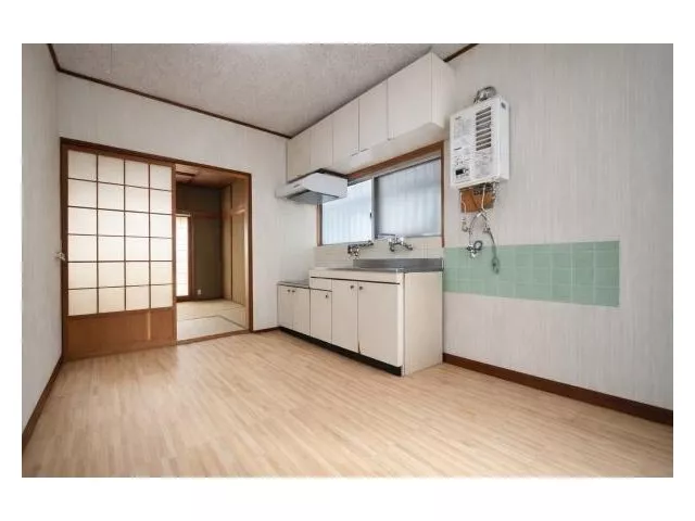 ■ Popular with parking space ■ Quiet residential area ■ Supermarket and home center available