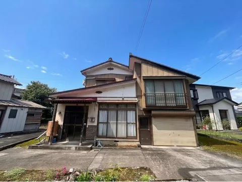 A house in Yukyu-cho 2-chome where you can enjoy your hobbies in a quiet living environment! Includes an inner garage for one car!