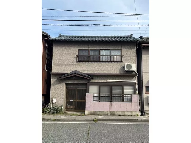 It has charm and is in good condition! Why not DIY it to your liking? The surrounding environment is also good.