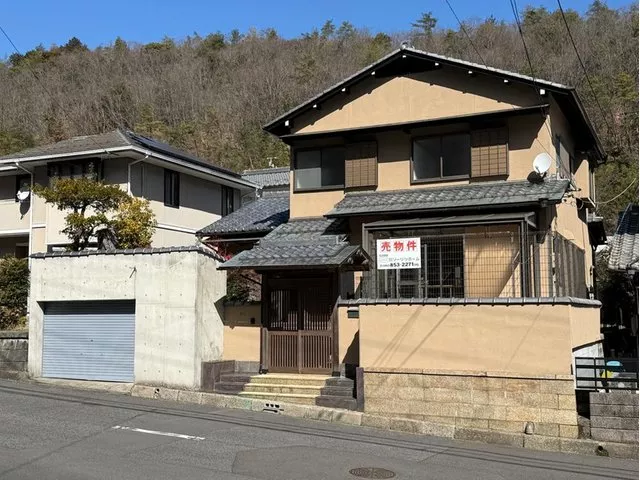 ◇Exterior and interior renovated◇Electric shutter garage◇South facing