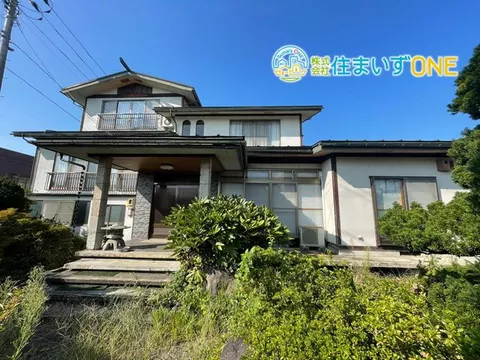 ◎Two-family home◎ Built-in garage for 4 cars◎ Spacious land of approximately 140 tsubo
