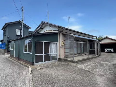 4LDK used house, single-story. Parking for 1 car in the garage and 2 cars in open space possible. Close to the racetrack IC.