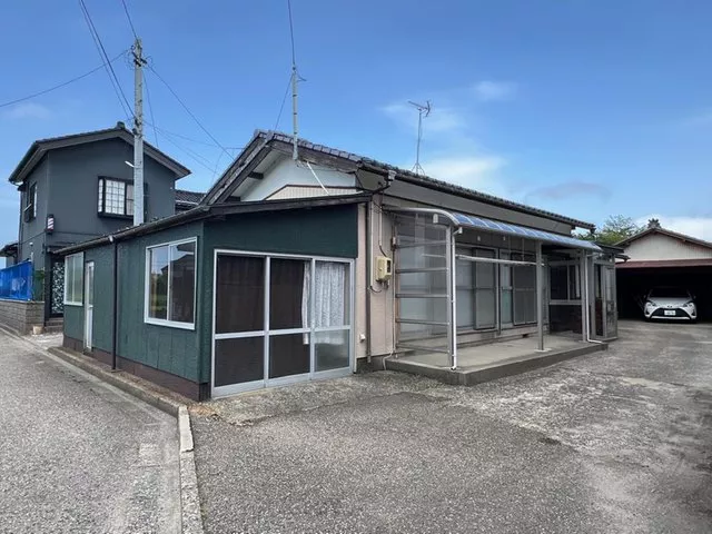 4LDK used house, single-story. Parking for 1 car in the garage and 2 cars in open space possible. Close to the racetrack IC.