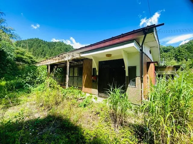 This is a 3LDK house with the charm of a peaceful living environment surrounded by greenery.