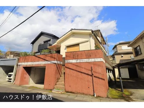 A detached house standing on a hill. A private space beyond the stairs. [Immediate viewing available]