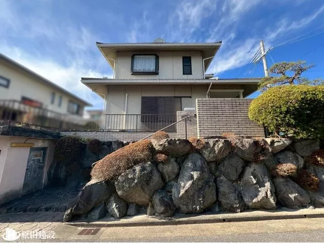 A house by Daiwa House. Corner lot × parking for 2 cars, 4SLDK residence