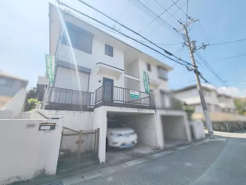 5-minute walk from Azeno Station! Used terrace with a 1.9m high dug-in garage, partially renovated upon handover