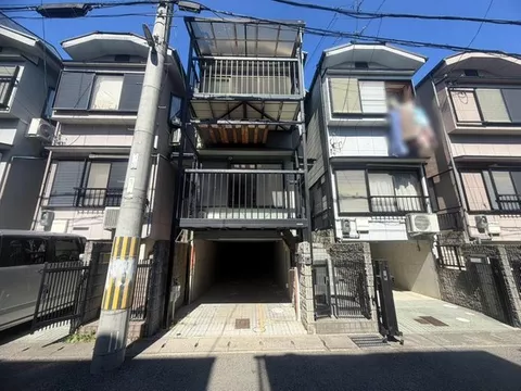 Renovated R6.6! South-facing, many balconies with good ventilation, 6m wide road in front