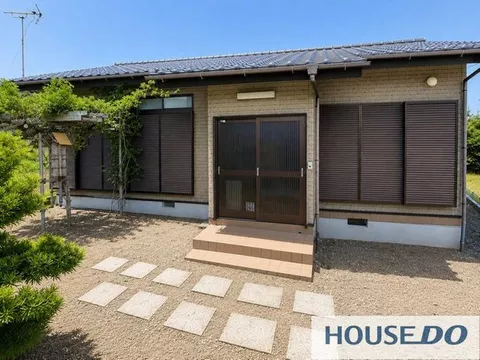 Spacious single-story 2DK on approximately 73 tsubo of land, built in 2006, 1-minute walk to the bus stop