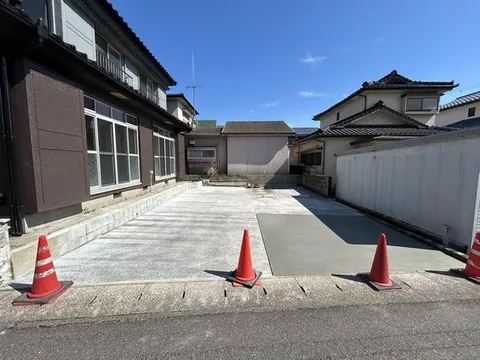 [Open House] [Interior and exterior renovated] [Move-in possible within the year] [New plumbing fixtures replaced]