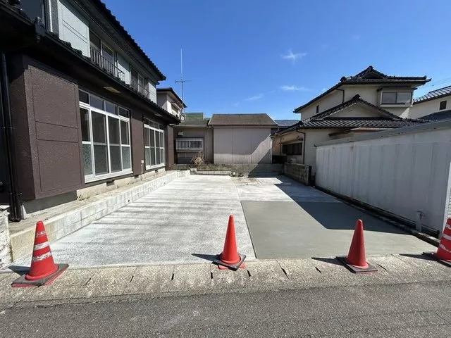 [Open House] [Interior and exterior renovated] [Move-in possible within the year] [New plumbing fixtures replaced]