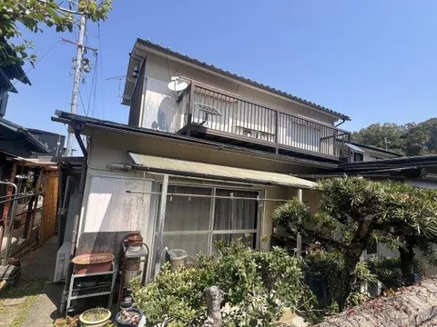 ■ Land area approximately 58 tsubo ■ Parking space for 2 cars ■ All-electric house ■ Close to expressway entrance