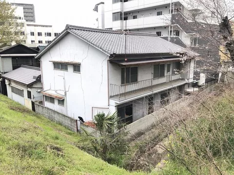 2-chome, Yanai-cho, Matsuyama-city (Ishidegawa Koen Sta.) 2F, 10DK

2.9 million yen