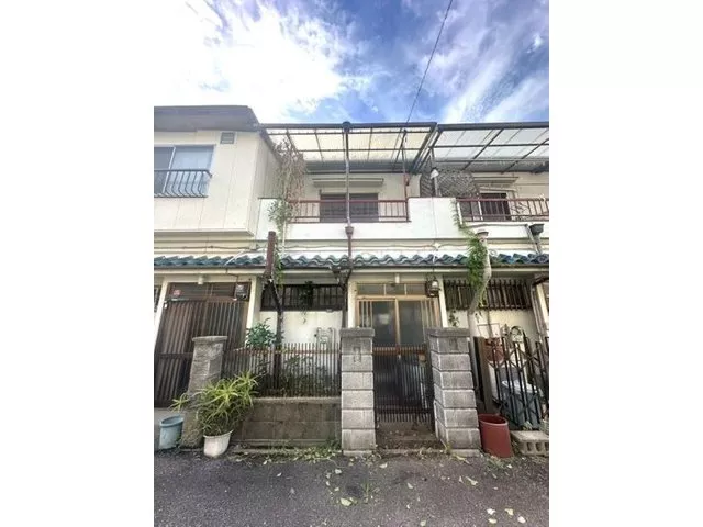 ◇11-minute walk from "Tomi" station on the Hanwa Line◇South-facing second-hand terrace house with good sunlight!