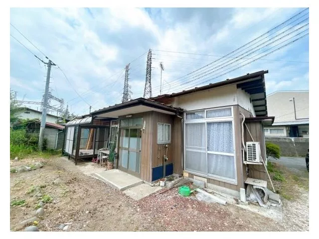 A large land of 125 tsubo with a 7.5 tatami mat DK single-story house. There are 4 Japanese-style rooms.