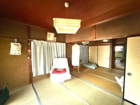 ◆ Open kitchen ◆ Entrance hall ◆ Shutters ◆ Flooring ◆ Window in the kitchen