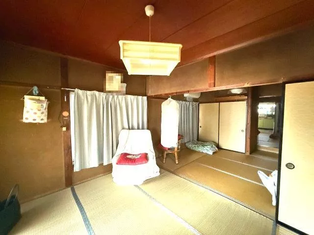 ◆ Open kitchen ◆ Entrance hall ◆ Shutters ◆ Flooring ◆ Window in the kitchen