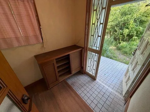 Entrance hall, land over 100 tsubo, storage closet, separate bath and toilet, LDK over 12 tatami mats - Image 3