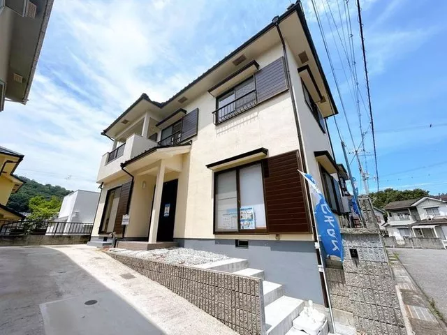 【Open house held】【Immediate occupancy available】Interior and exterior renovated / Water facilities replaced / Parking for 2 cars available