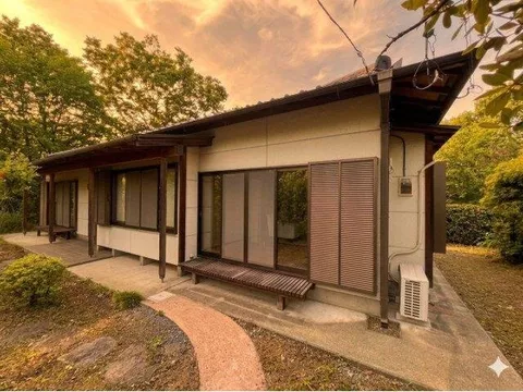 The bathroom has a spacious area of over 1 tsubo, making it a highly regarded property.
