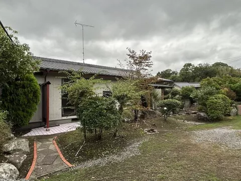 A single-story 8DK home with a land area of 771.47 square meters and parking for 6 cars, equipped with a garage and storage.