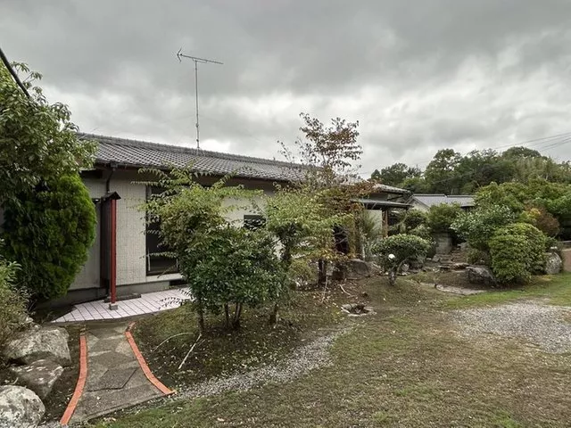 A single-story 8DK home with a land area of 771.47 square meters and parking for 6 cars, equipped with a garage and storage.