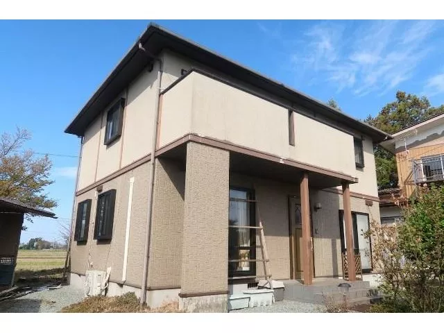 A quiet living environment with plenty of sunlight surrounded by fields!