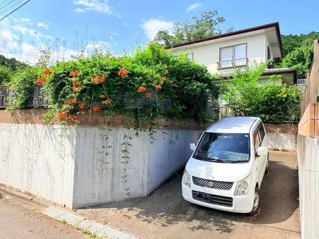 This detached house is recommended for those looking for a spacious lot and a calm living environment.
