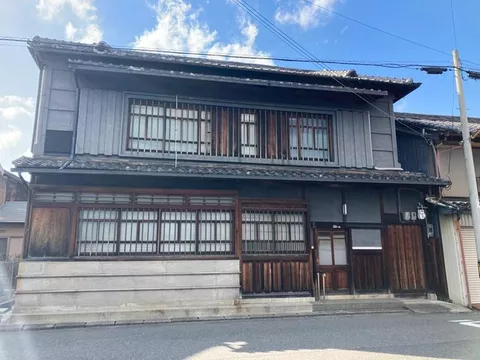 Suitable for a traditional house cafe. 9K layout, perfect for large families, with an attached storage building!