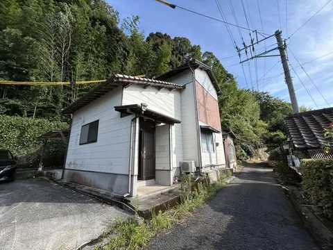 A two-story 4DK surrounded by nature in a quiet location with little traffic.