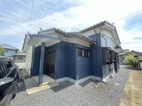 Over 200 tsubo of land! Renovated single-story house, ample parking available!