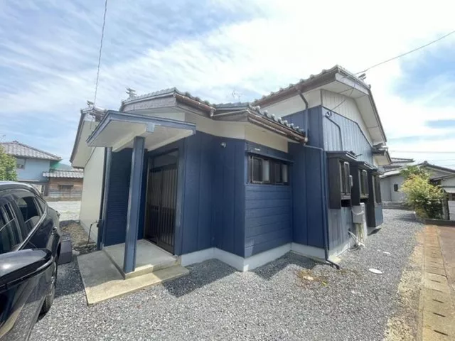 Over 200 tsubo of land! Renovated single-story house, ample parking available!