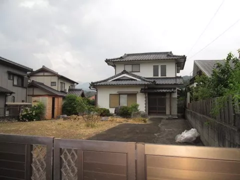 A spacious lot where you can create a home garden or hobby space