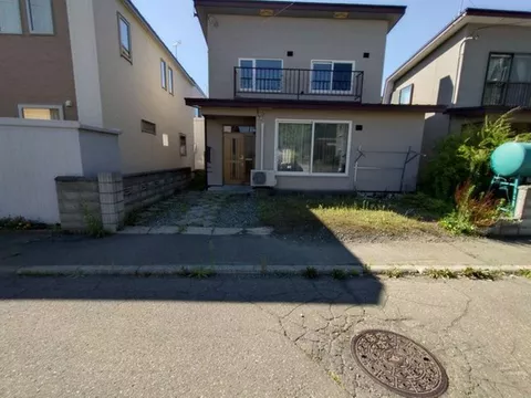 Quiet residential area, parking for 3 cars available! Comfortable living with air conditioning and storage room