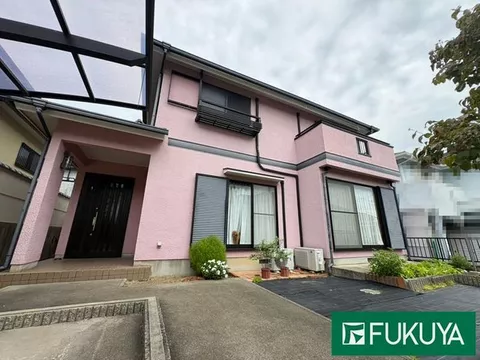 ◆ Parking space for 2 cars available (1 carport) ◆ South-facing balcony ◆ All-electric