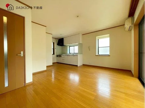 Southeast-facing with two sides of sunlight, good sunlight and ventilation♪ All rooms have storage available with a storage room! - Image 2