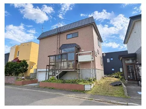 This is a home where the whole family can live comfortably in a calm living environment.