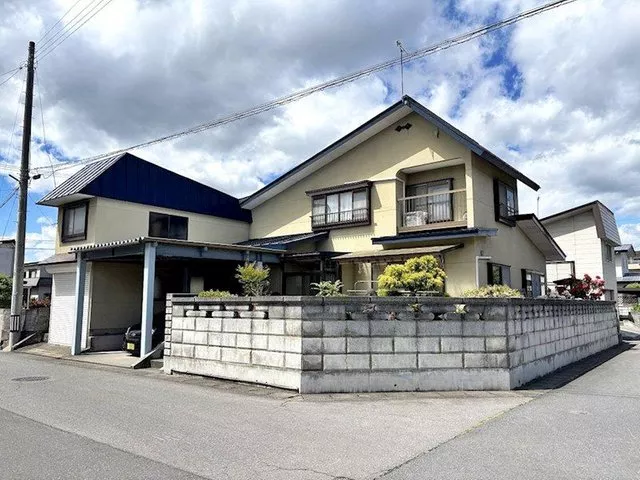 Property suitable for renovation with carport and garage (for 3 cars), equipped with irrigation and snow melting (well water)