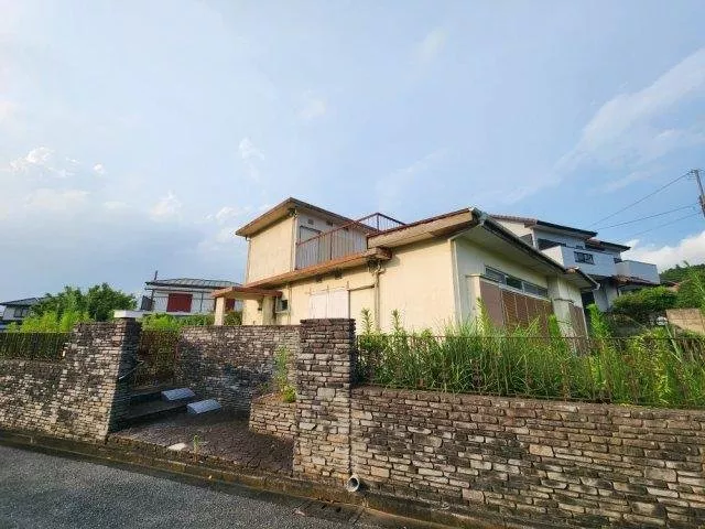 This property is attractive for its spacious approximately 91 tsubo lot and affordable price of 3.58 million yen!