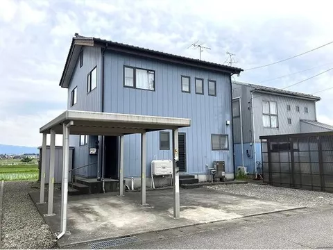 One carport for 1 car + parking for 2 cars available♪