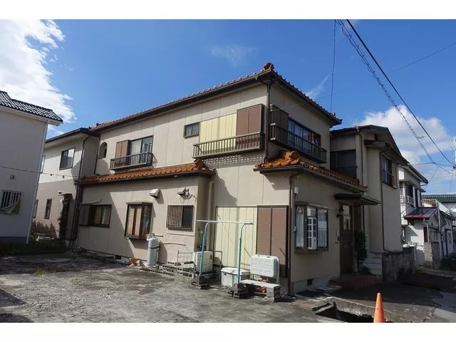 〇 Parking for 4 cars available, with a prefabricated detached building that could be used as an office