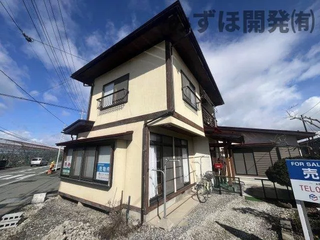 Spacious land, 6SDK of comfort. A deep home that accommodates hobbies, work, and large families. Windows