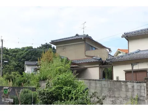 Used property in Yamanote Town, Beppu City! The surrounding environment is well-developed, making it convenient for living.