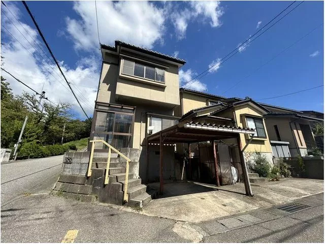 A quiet residential area about 7 minutes by car from the Yamagawa Ring Road. Corner lot with parking for 2 cars and a carport!