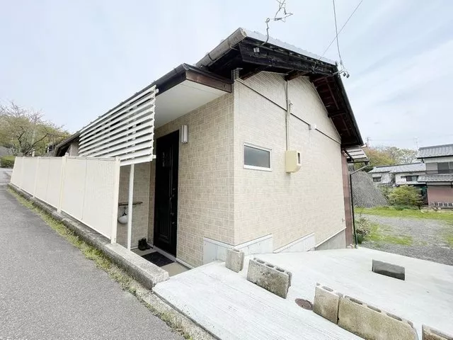 About a 15-minute walk to Usuda Station! The interior is also country-style with a focus on using solid wood.